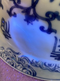 Een Chinese blauw-witte 'Shou' kom, Chenghua merk, Kangxi