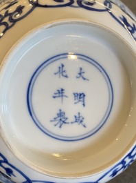 Een Chinese blauw-witte 'Shou' kom, Chenghua merk, Kangxi