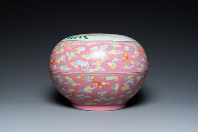 Een Chinese famille rose dekseldoos met een draak en een feniks, Jing Yuan Tang Zhi 靜遠堂製 merk, Republiek