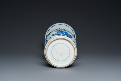 Vase de forme 'yenyen' en porcelaine de Chine en bleu et blanc &agrave; d&eacute;cor d'antiquit&eacute;s, Kangxi