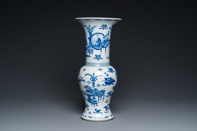 Vase de forme 'yenyen' en porcelaine de Chine en bleu et blanc &agrave; d&eacute;cor d'antiquit&eacute;s, Kangxi