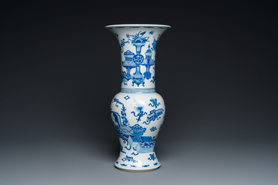Vase de forme 'yenyen' en porcelaine de Chine en bleu et blanc &agrave; d&eacute;cor d'antiquit&eacute;s, Kangxi