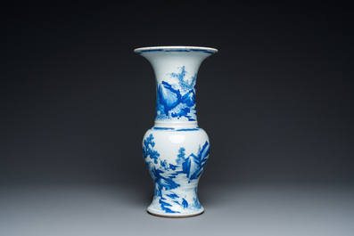 Vase de forme 'yenyen' en porcelaine de Chine en bleu et blanc &agrave; d&eacute;cor de p&ecirc;cheurs, 19&egrave;me