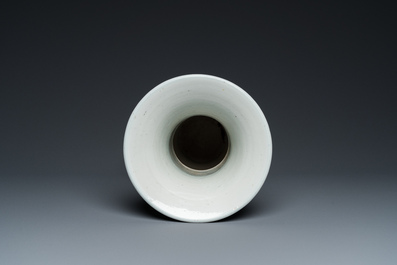 Vase de forme 'yenyen' en porcelaine de Chine en bleu et blanc &agrave; d&eacute;cor d'antiquit&eacute;s, Kangxi