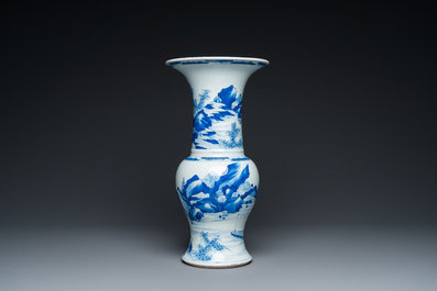 Vase de forme 'yenyen' en porcelaine de Chine en bleu et blanc &agrave; d&eacute;cor de p&ecirc;cheurs, 19&egrave;me