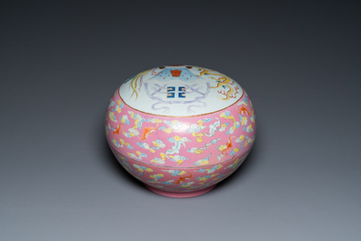 Een Chinese famille rose dekseldoos met een draak en een feniks, Jing Yuan Tang Zhi 靜遠堂製 merk, Republiek
