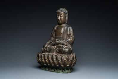 Grand Bouddha sur tr&ocirc;ne de lotus en bronze dor&eacute;, Sino-Tibet, Ming