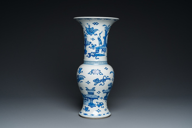 Vase de forme 'yenyen' en porcelaine de Chine en bleu et blanc &agrave; d&eacute;cor d'antiquit&eacute;s, Kangxi