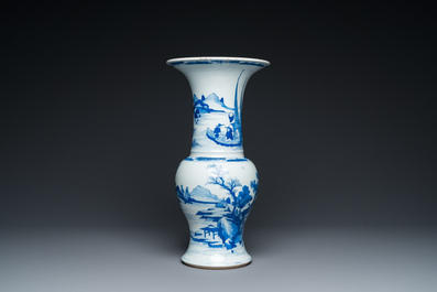 Vase de forme 'yenyen' en porcelaine de Chine en bleu et blanc &agrave; d&eacute;cor de p&ecirc;cheurs, 19&egrave;me