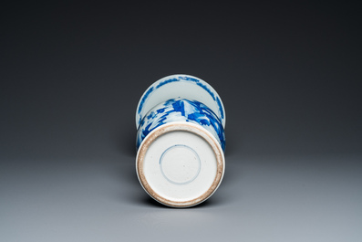 Vase de forme 'yenyen' en porcelaine de Chine en bleu et blanc &agrave; d&eacute;cor de p&ecirc;cheurs, 19&egrave;me
