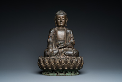 Grand Bouddha sur tr&ocirc;ne de lotus en bronze dor&eacute;, Sino-Tibet, Ming