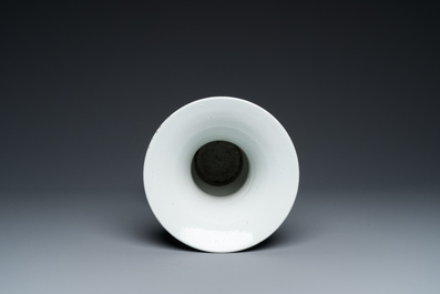 Vase de forme 'yenyen' en porcelaine de Chine en bleu et blanc &agrave; d&eacute;cor de p&ecirc;cheurs, 19&egrave;me