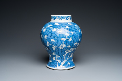 Vase en porcelaine de Chine en bleu et blanc &agrave; d&eacute;cor de fleurs de prunus, Kangxi