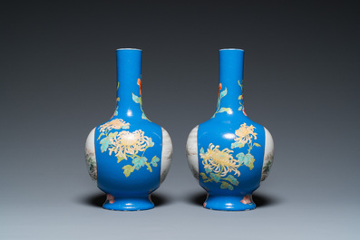 Een paar flesvormige Chinese famille rose vazen met blauwe fondkleur, He Xuren 何許人 merk, 20e eeuw