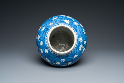 Vase en porcelaine de Chine en bleu et blanc &agrave; d&eacute;cor de fleurs de prunus, Kangxi