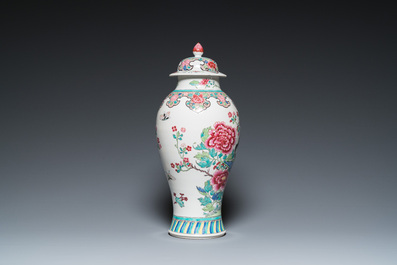 Een paar Chinese blauw-witte schotels en een Samson famille rose vaas, Qianlong en 19e eeuw