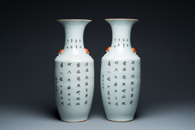 Een paar Chinese famille rose vazen met fluitspelende dames, gesigneerd Zeng Dingtai 曾鼎太, 19/20e eeuw