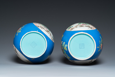 Een paar flesvormige Chinese famille rose vazen met blauwe fondkleur, He Xuren 何許人 merk, 20e eeuw