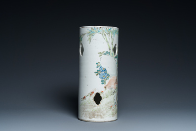 Een opengewerkte Chinese qianjiang cai hoedensteun, gedat. 1901, Guangxu merk en periode