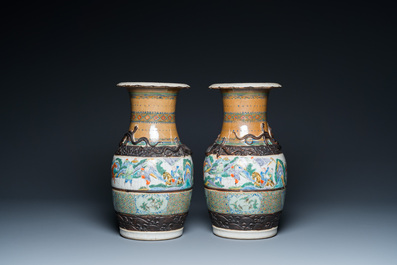 Deux paires de vases en porcelaine de Chine dite 'de Nankin', 19&egrave;me