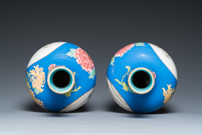 Een paar flesvormige Chinese famille rose vazen met blauwe fondkleur, He Xuren 何許人 merk, 20e eeuw