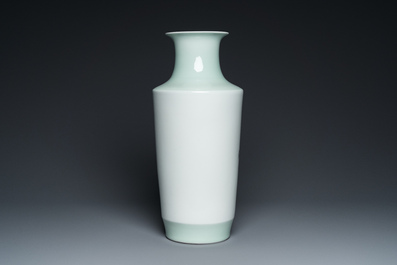 A Chinese famille rose vase with a beauty, signed Dai Ronghua 戴榮華, 20th C.