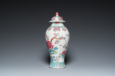 Een paar Chinese blauw-witte schotels en een Samson famille rose vaas, Qianlong en 19e eeuw