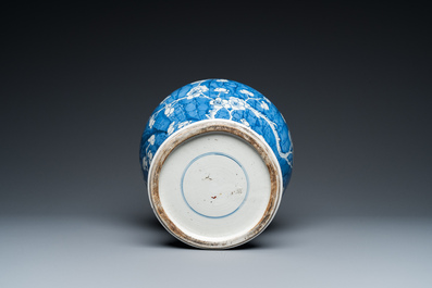 Vase en porcelaine de Chine en bleu et blanc &agrave; d&eacute;cor de fleurs de prunus, Kangxi