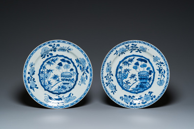 Een paar Chinese blauw-witte schotels en een Samson famille rose vaas, Qianlong en 19e eeuw