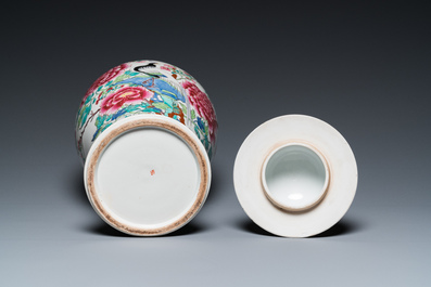 Een paar Chinese blauw-witte schotels en een Samson famille rose vaas, Qianlong en 19e eeuw