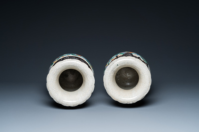 Deux paires de vases en porcelaine de Chine dite 'de Nankin', 19&egrave;me