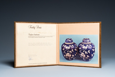 A pair of Chinese blue and white jars and covers, 19th C.