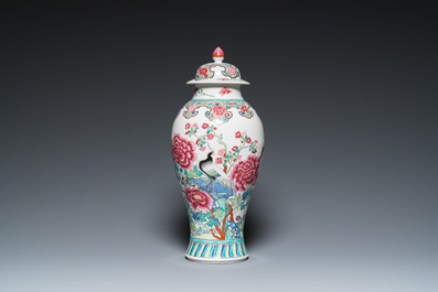 Een paar Chinese blauw-witte schotels en een Samson famille rose vaas, Qianlong en 19e eeuw