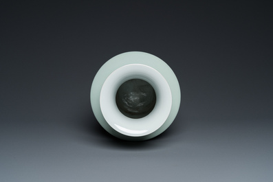 A Chinese famille rose vase with a beauty, signed Dai Ronghua 戴榮華, 20th C.