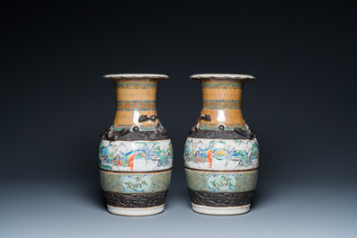 Deux paires de vases en porcelaine de Chine dite 'de Nankin', 19&egrave;me