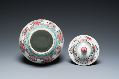 Een paar Chinese blauw-witte schotels en een Samson famille rose vaas, Qianlong en 19e eeuw