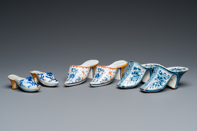 Trois paires de souliers en fa&iuml;ence de Delft, 18/19&egrave;me