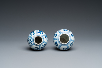 Een paar Chinese blauw-witte vaasjes met dames, Kangxi