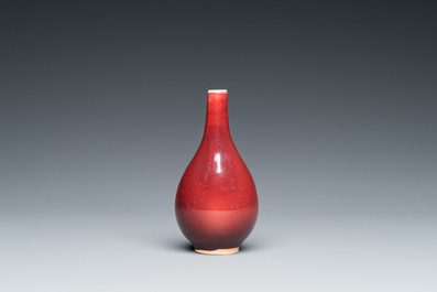 Petit vase de forme bouteille en porcelaine de Chine &agrave; &eacute;mail sang de boeuf, marque de Xuande, Qing