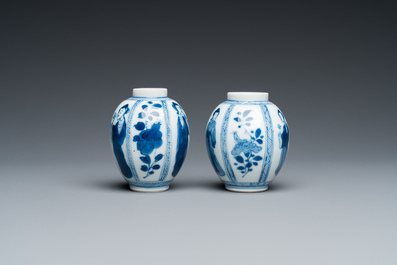 Een paar Chinese blauw-witte vaasjes met dames, Kangxi
