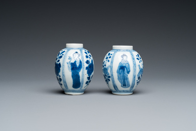 Een paar Chinese blauw-witte vaasjes met dames, Kangxi