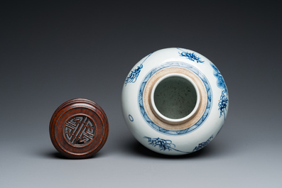 Een Chinese blauw-witte 'drie vrienden van de winter' pot, Kangxi