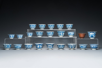 23 Chinese blue and white cups and 17 saucers, 19th C.