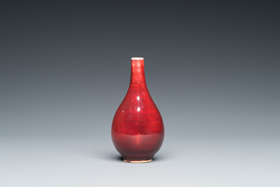 Petit vase de forme bouteille en porcelaine de Chine &agrave; &eacute;mail sang de boeuf, marque de Xuande, Qing