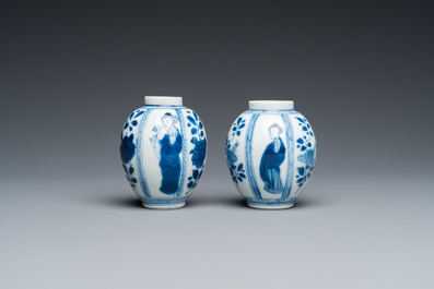 Een paar Chinese blauw-witte vaasjes met dames, Kangxi