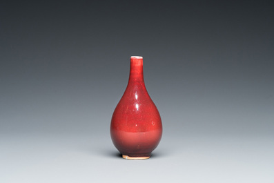 Petit vase de forme bouteille en porcelaine de Chine &agrave; &eacute;mail sang de boeuf, marque de Xuande, Qing