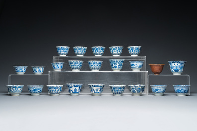 23 Chinese blue and white cups and 17 saucers, 19th C.