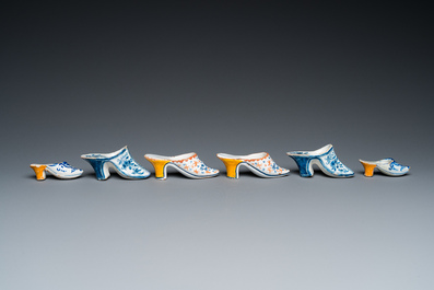Trois paires de souliers en fa&iuml;ence de Delft, 18/19&egrave;me