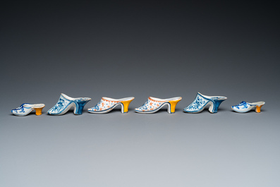 Trois paires de souliers en fa&iuml;ence de Delft, 18/19&egrave;me