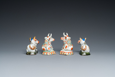 Quatre paires de vaches en fa&iuml;ence de Delft, 18&egrave;me
